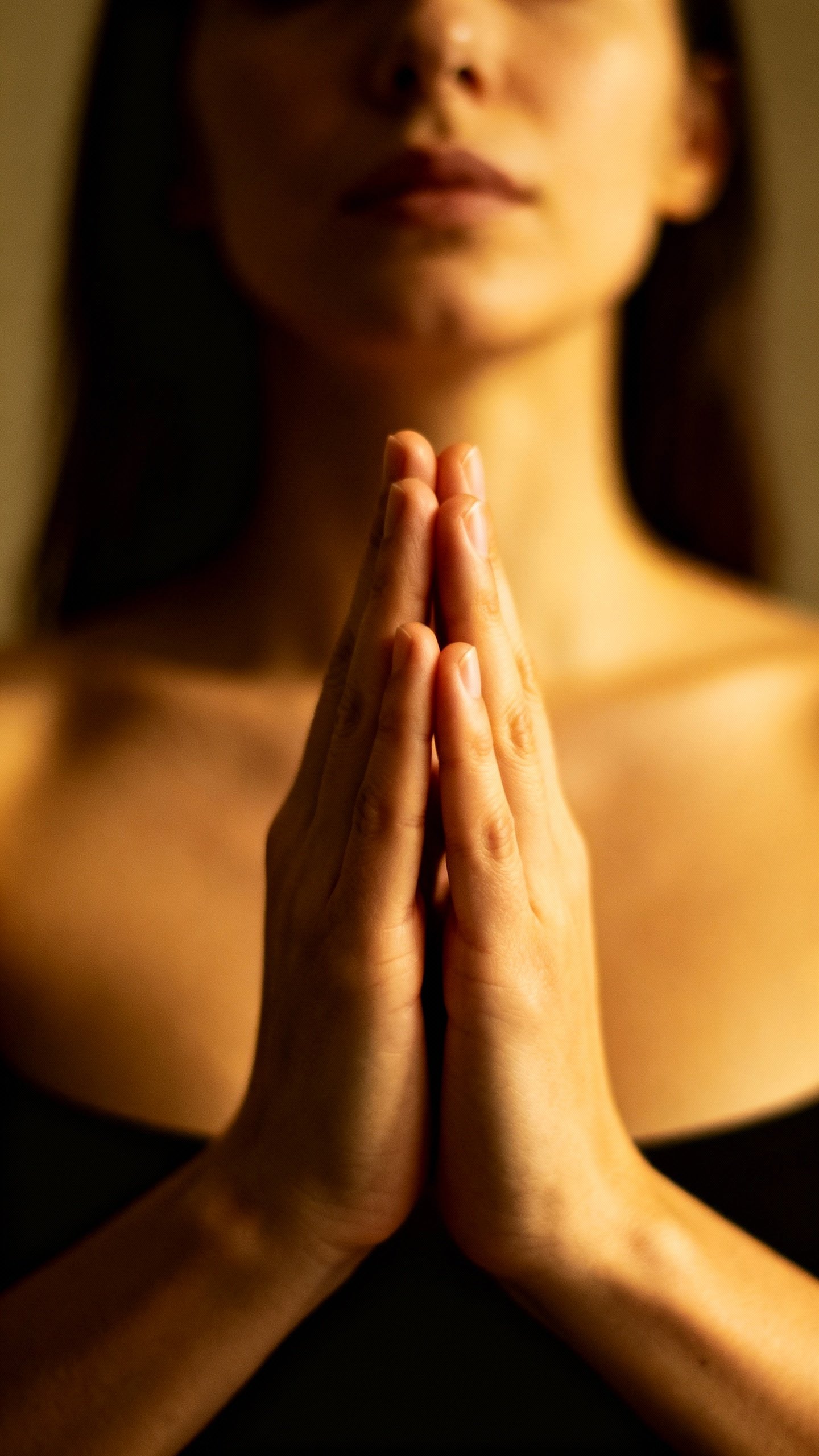 Closeup of hands pausing midair, three-second silence gesture, relaxed shoulders, soft focus backgro