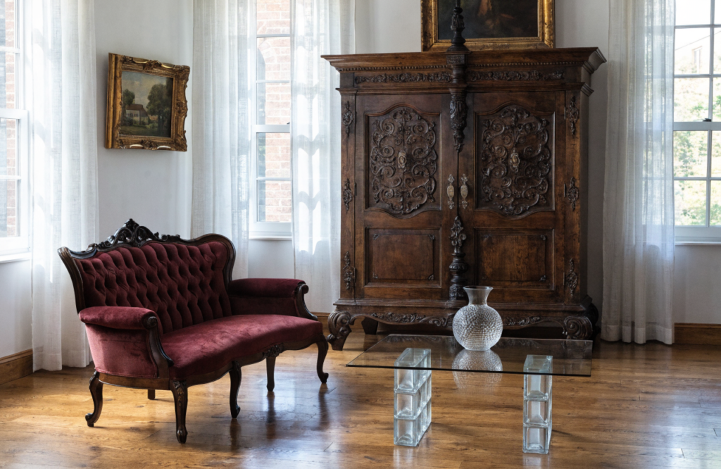 15 Antique Decor Ideas That Make Old Pieces Look Intentional in a Modern Home